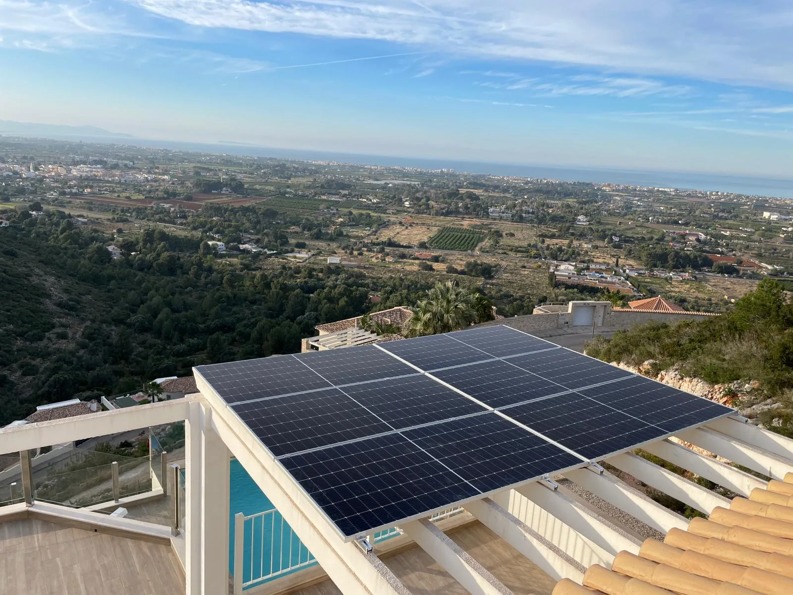 Placas Solares para el techo en un chalet de Ondara