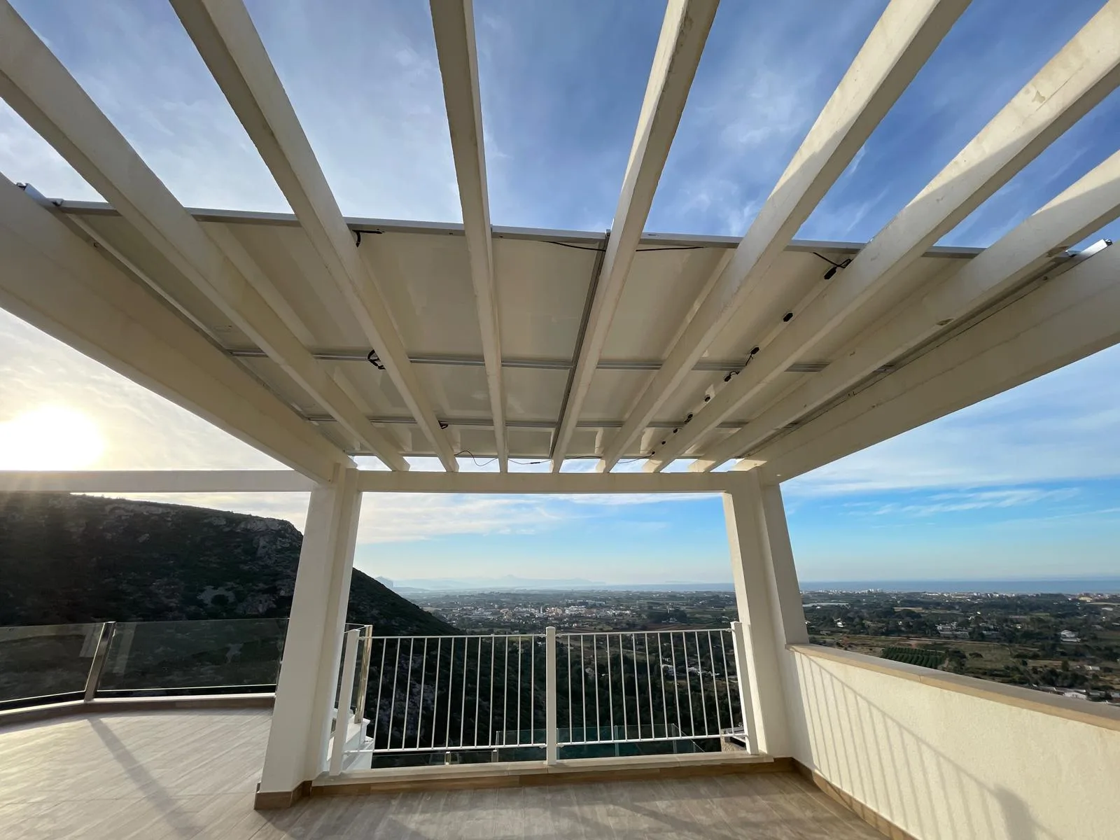 Instalación pérgola con placas solares en Ondara