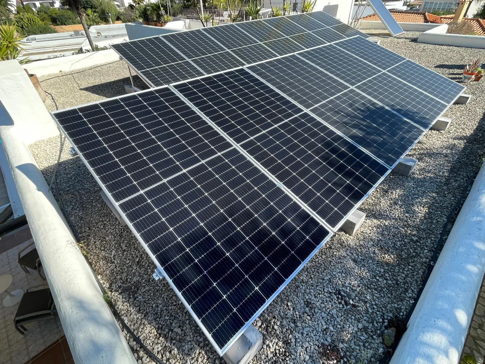 Placas solares en terraza de un chalet en Ondara