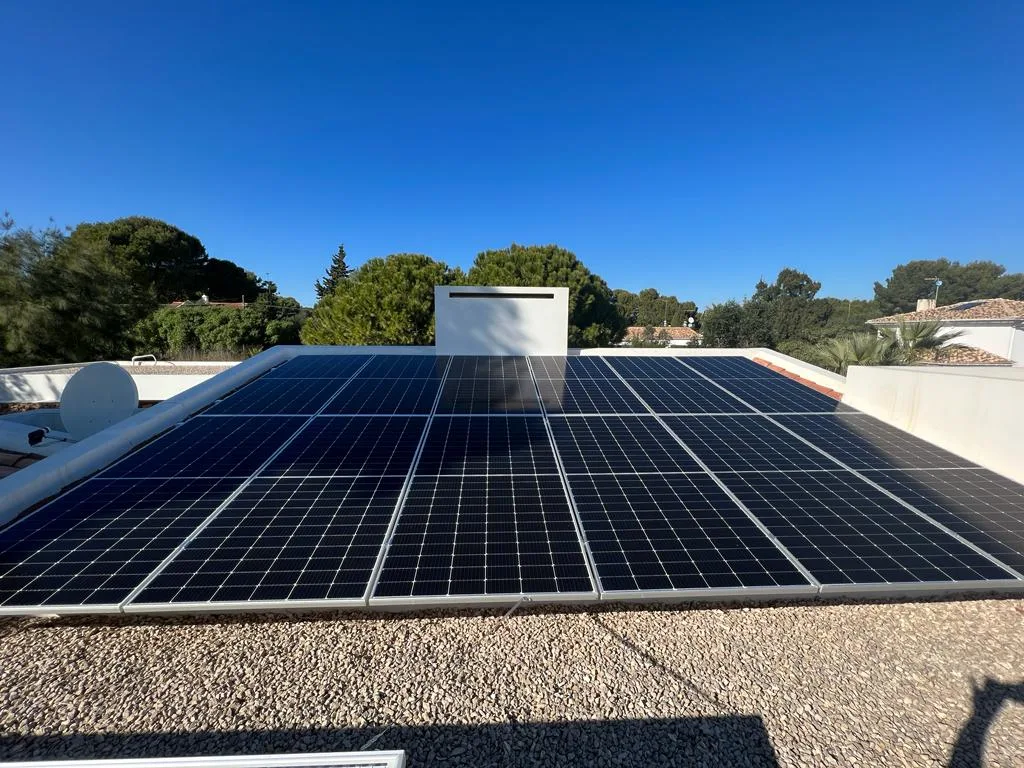 Placas solares inclinadas al sol en Ondara