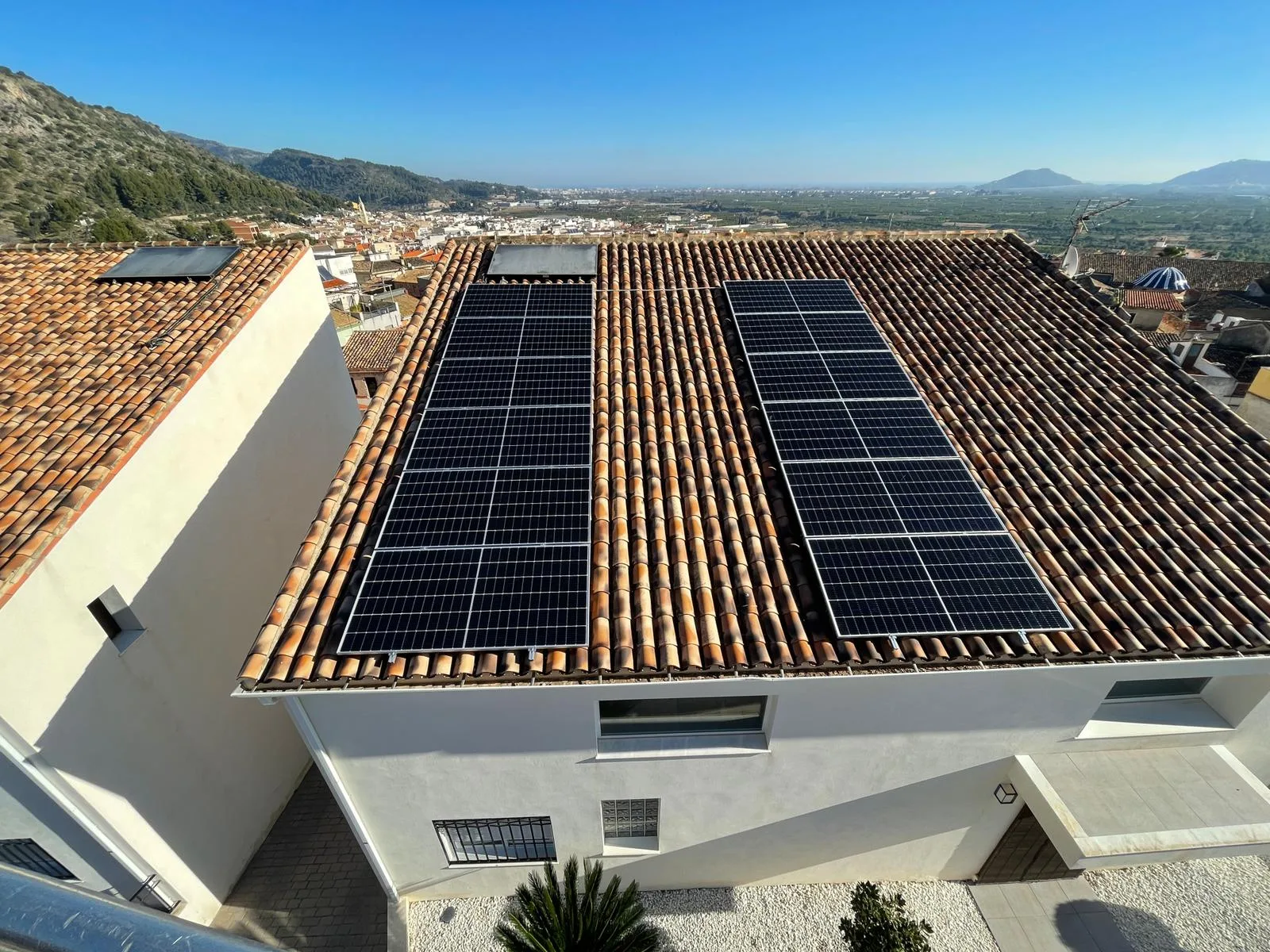 Placas solares en tejado de chalet en Benidorm