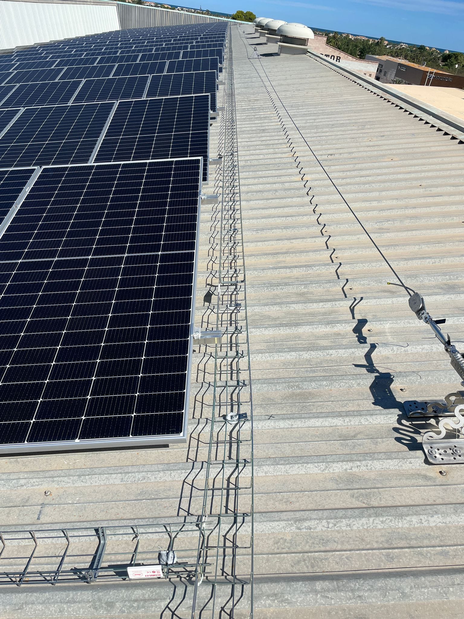 Permite ahorrar mas de sus facturas de luz y la industria tiene un alto consumo, La cubierta fue modificada para futuras revisiones