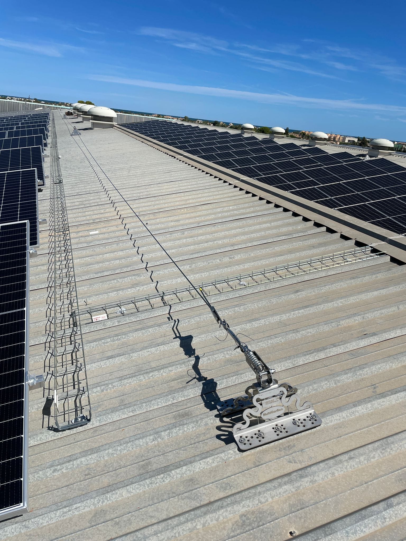 Permite ahorrar mas de sus facturas de luz y la industria tiene un alto consumo, La cubierta fue modificada para futuras revisiones