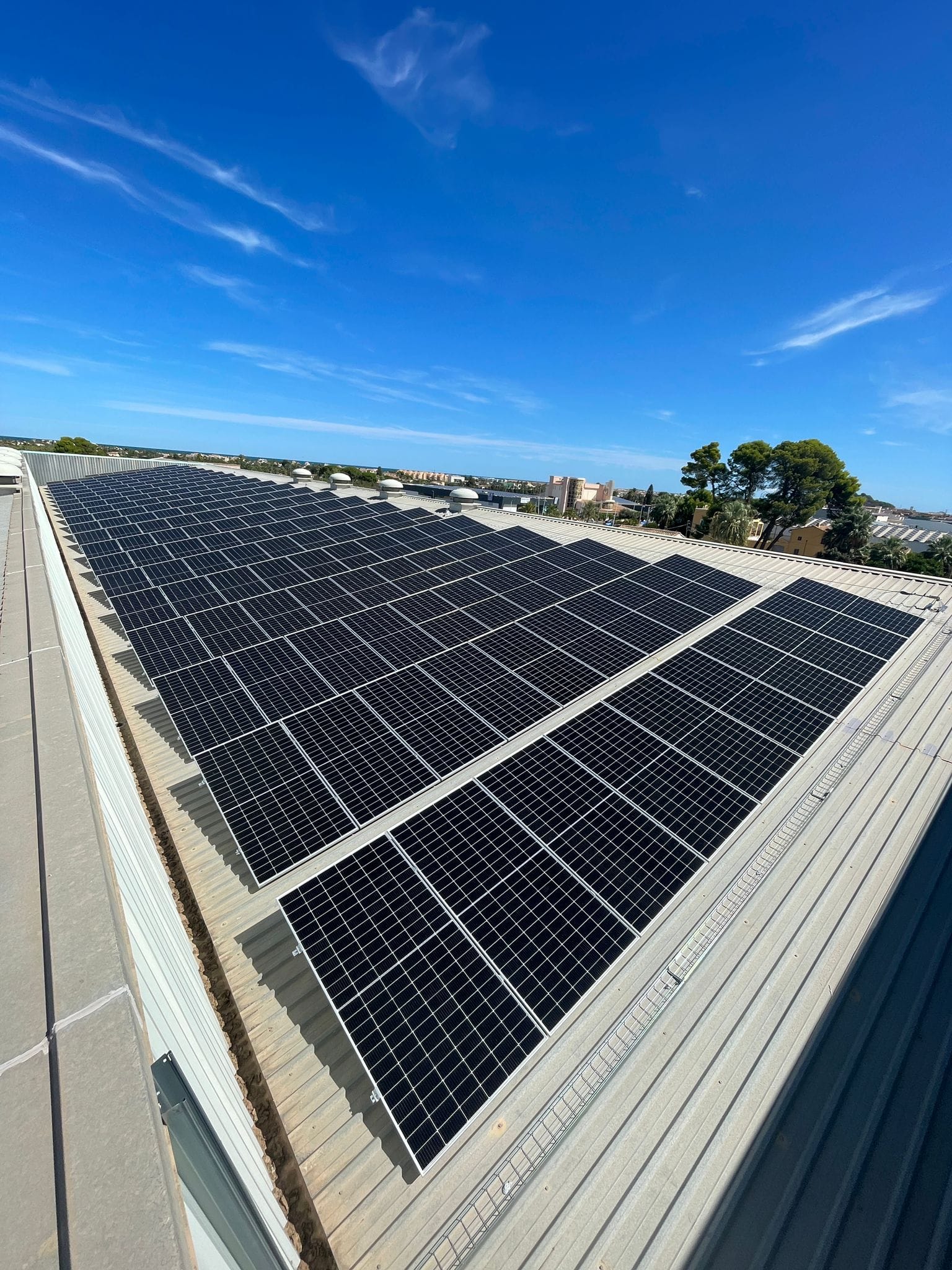 Permite ahorrar mas de sus facturas de luz y la industria tiene un alto consumo, La cubierta fue modificada para futuras revisiones