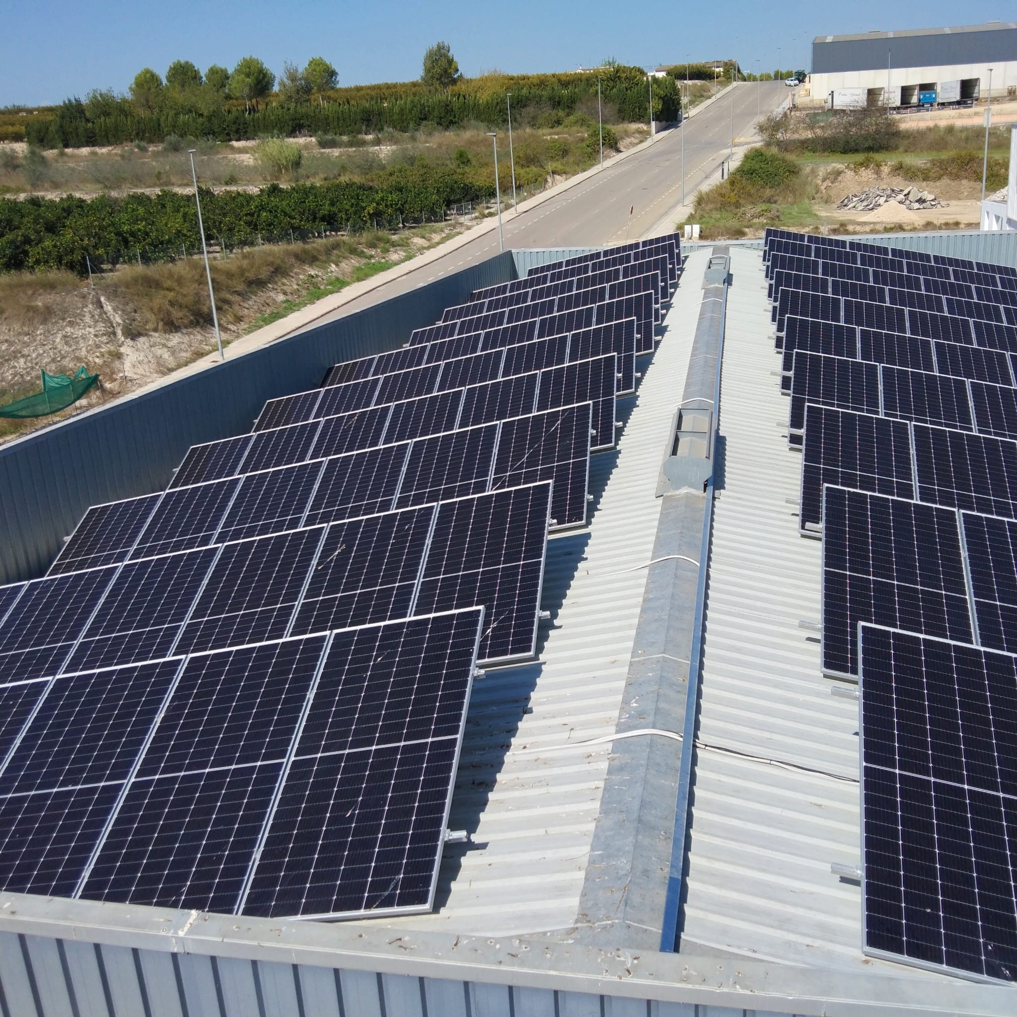 El cliente tiene consumo eléctrico bajo y produce mas de lo que necesita, así que los excedentes los vende a otras industrias en la Pobla del Duc