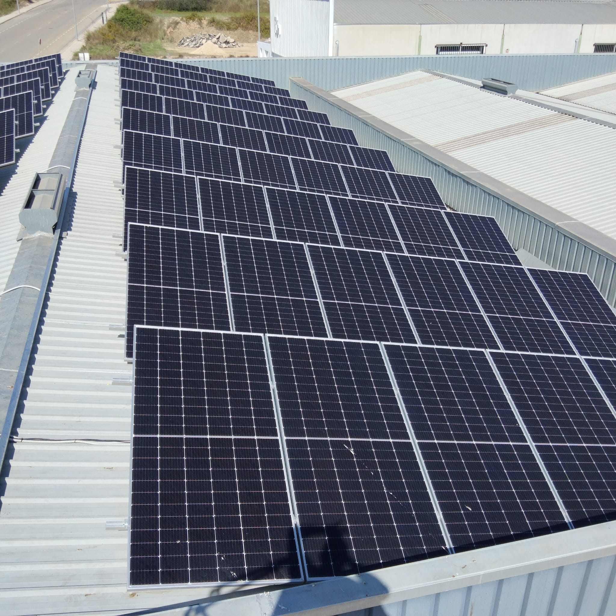 El cliente tiene consumo eléctrico bajo y produce mas de lo que necesita, así que los excedentes los vende a otras industrias en la Pobla del Duc