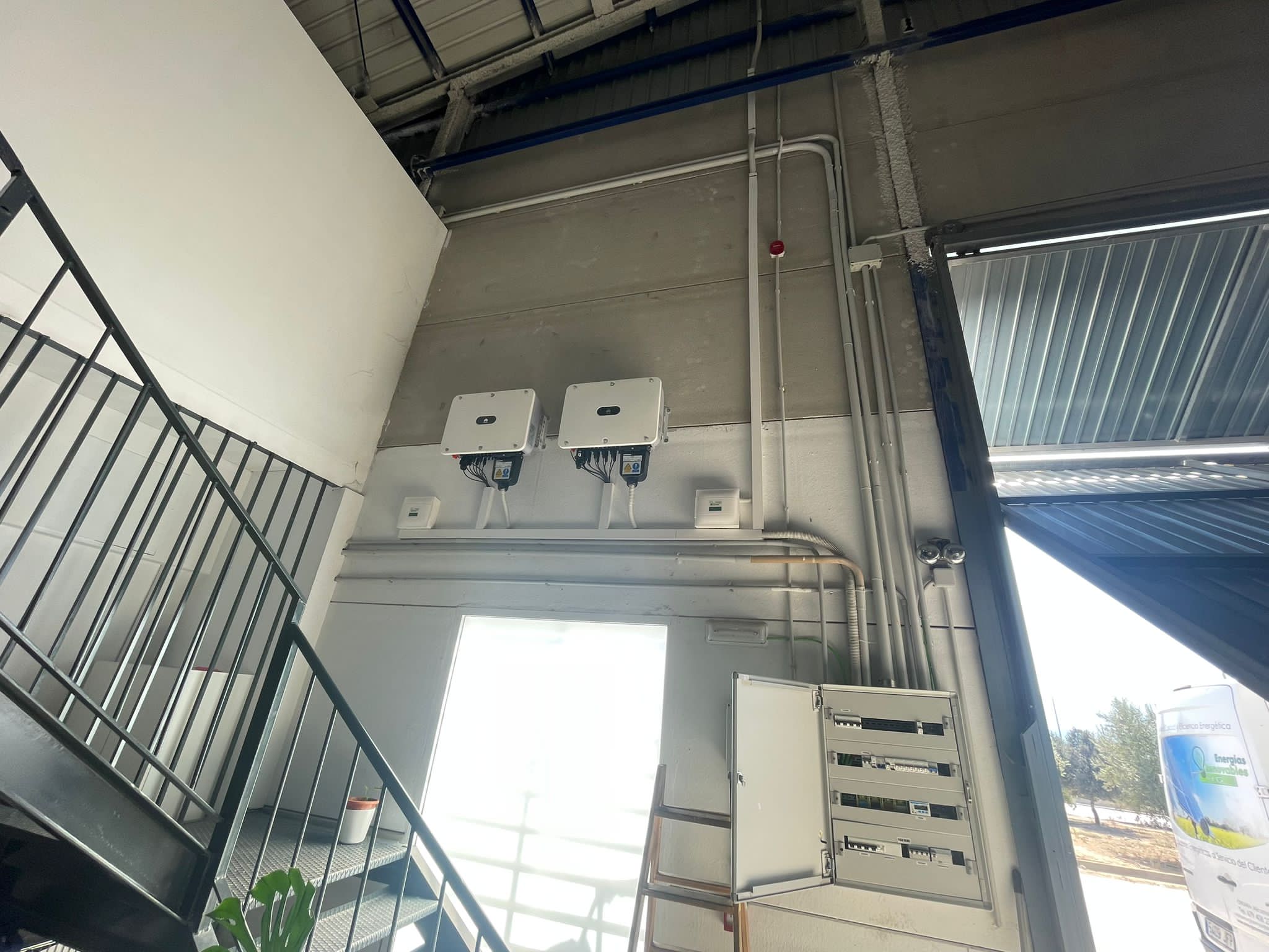 El cliente tiene consumo eléctrico bajo y produce mas de lo que necesita, así que los excedentes los vende a otras industrias en la Pobla del Duc