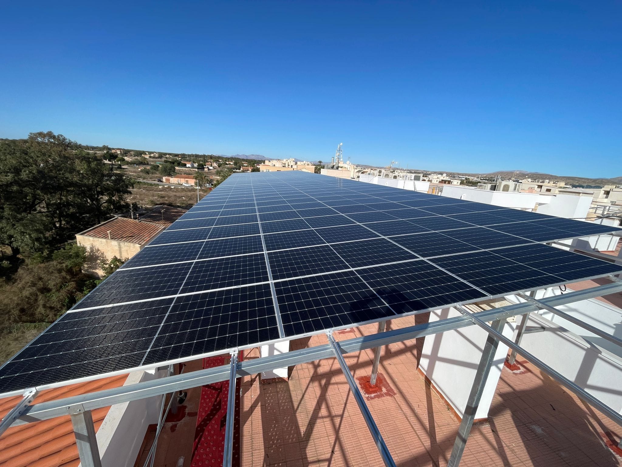 Fabricamos unas pérgolas de acero galvanizado para la colocación de los módulos