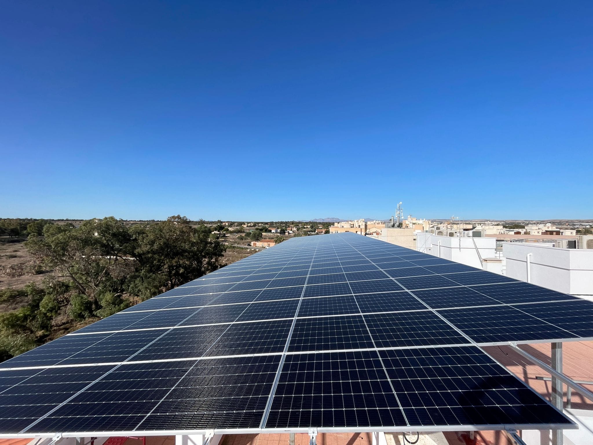 Fabricamos unas pérgolas de acero galvanizado para la colocación de los módulos