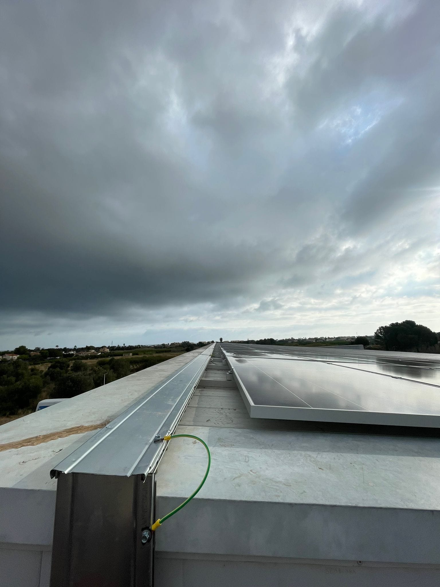 Placas solares de máxima calidad y rendimiento espectacular, su funcionamiento en sombras y en días nublados aumenta la eficiencia del sistema
