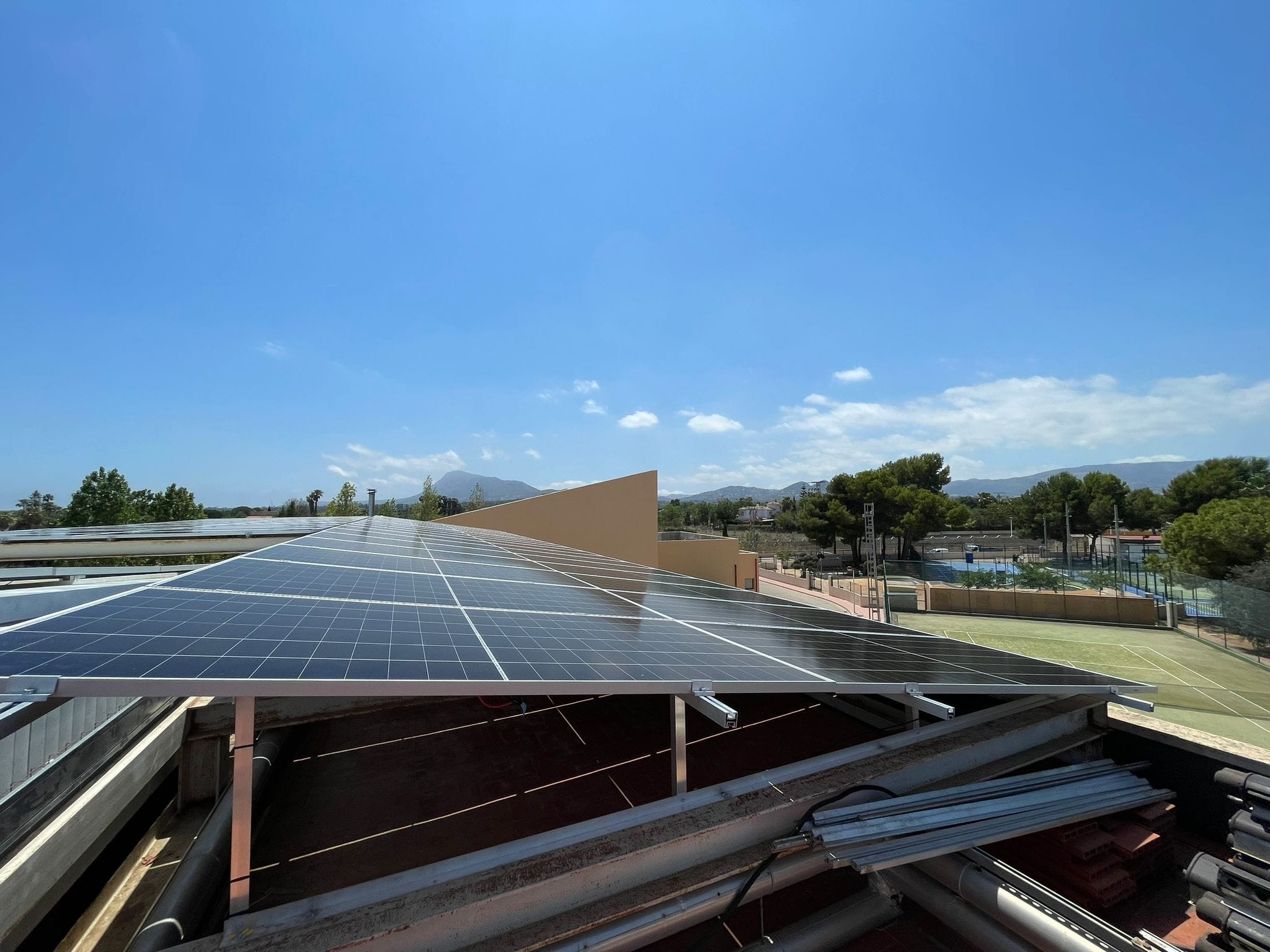 Placas solares de máxima calidad y rendimiento espectacular, su funcionamiento en sombras y en días nublados aumenta la eficiencia del sistema