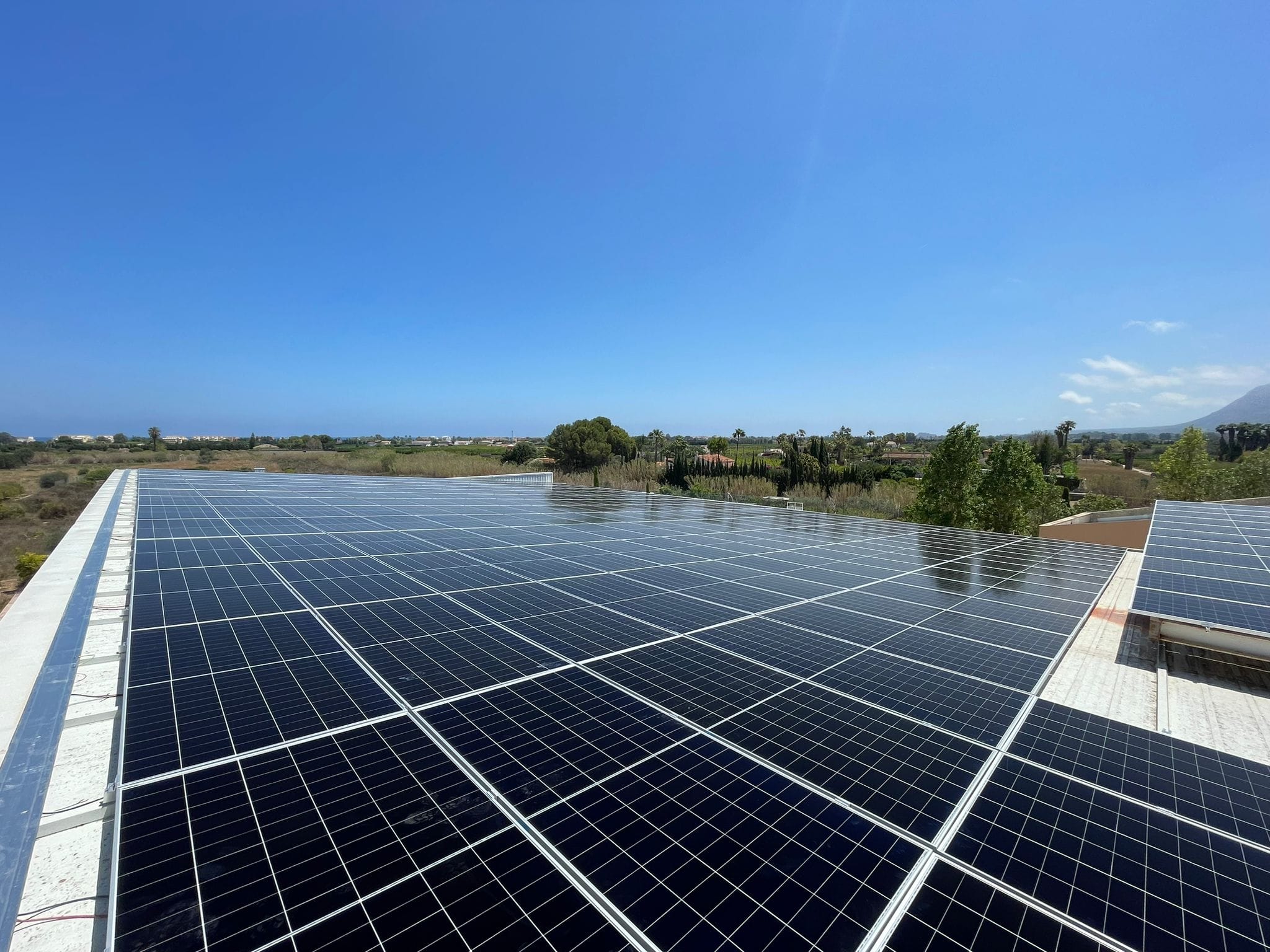 Placas solares de máxima calidad y rendimiento espectacular, su funcionamiento en sombras y en días nublados aumenta la eficiencia del sistema