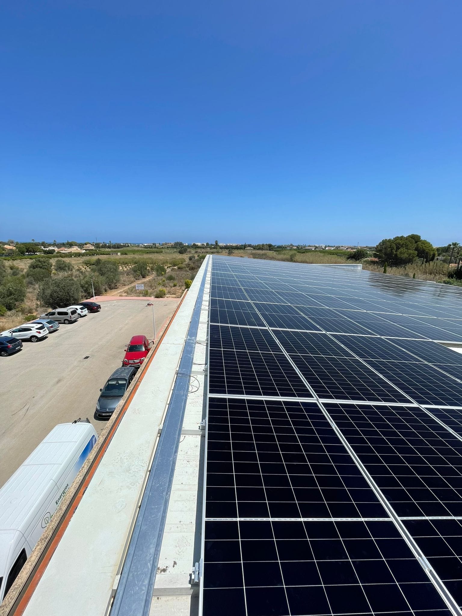 Placas solares de máxima calidad y rendimiento espectacular, su funcionamiento en sombras y en días nublados aumenta la eficiencia del sistema
