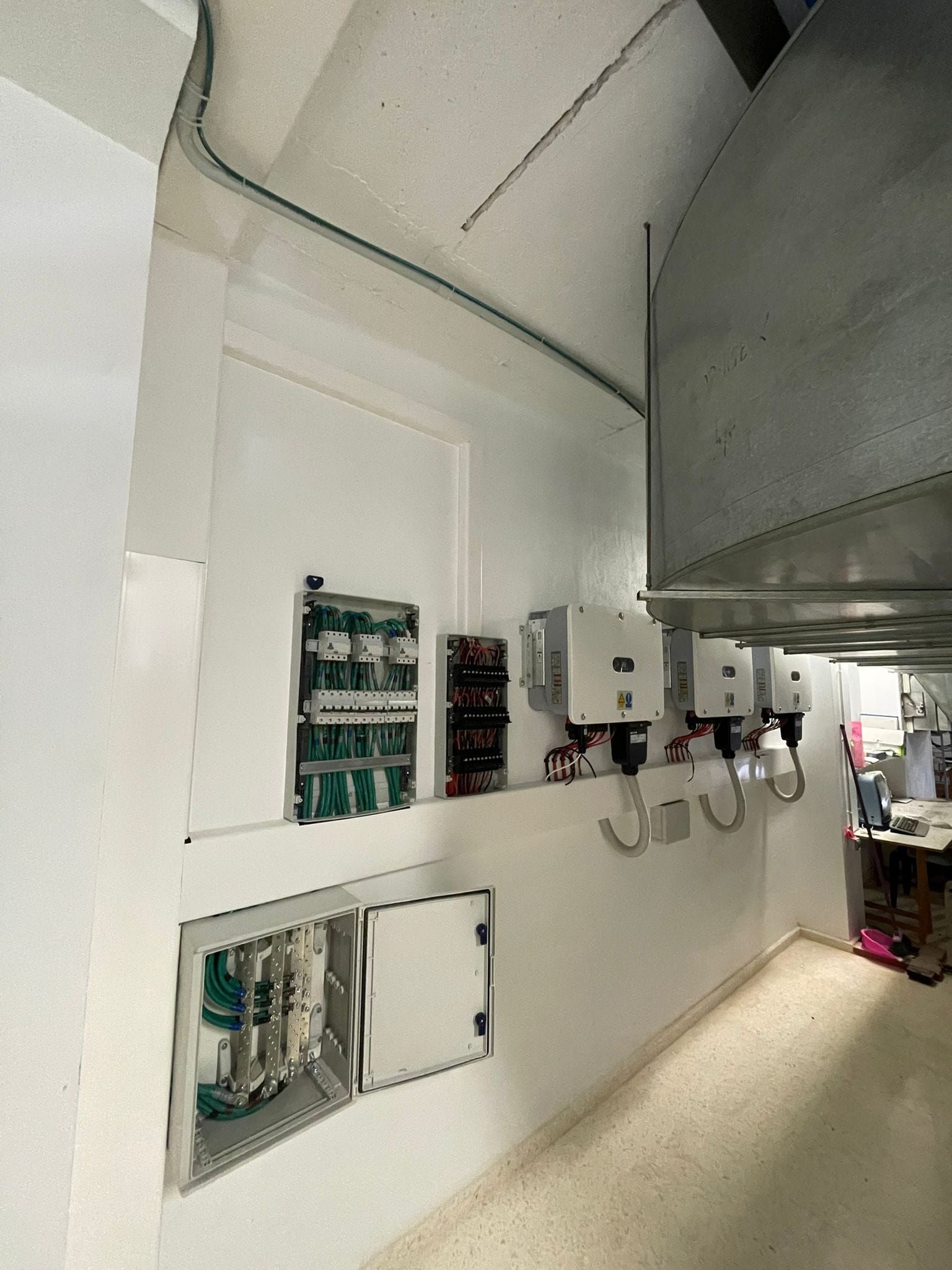 Placas solares de máxima calidad y rendimiento espectacular, su funcionamiento en sombras y en días nublados aumenta la eficiencia del sistema